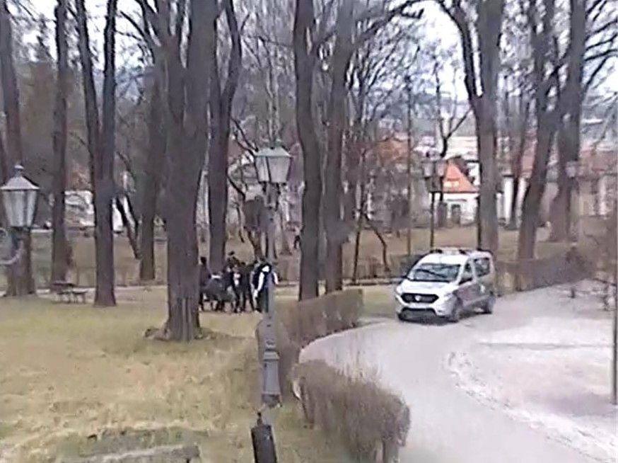 libacja-w-parku-przy-kosciele-122779