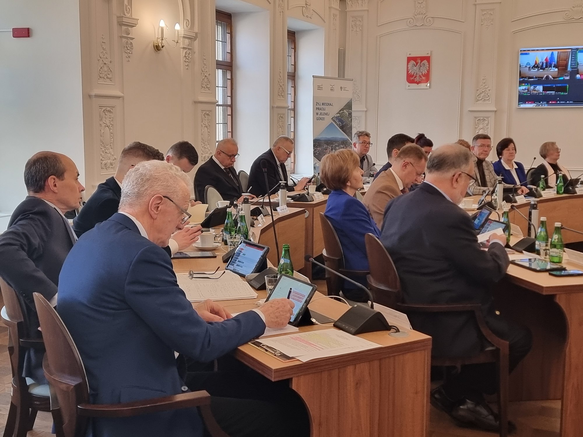 radni-debatuja-o-pomocy-dla-ubogich-122882