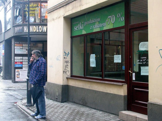 Ulica Długa róg Krótkiej: pustostan sklepowy czeka na gospodarza.
