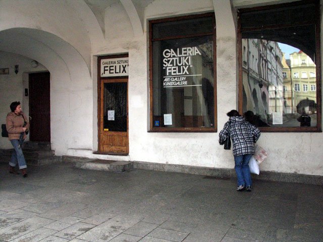 Pusta galeria sztuki. Kilka lat temu – sklep z kryształami.