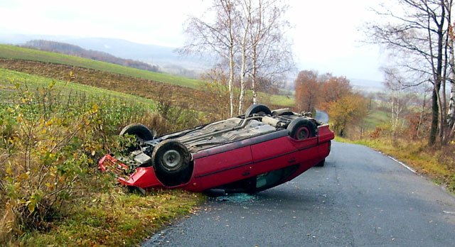 Po dachowaniu na drodze Rybnica – Stara Kamienica.