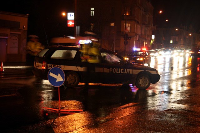 Na ulicy Wolności po wypadku utworzyły się korki. Pieszy był nietrzeźwy i przechodził tam, gdzie jezdnię od chodnikan oddzialają barierki.