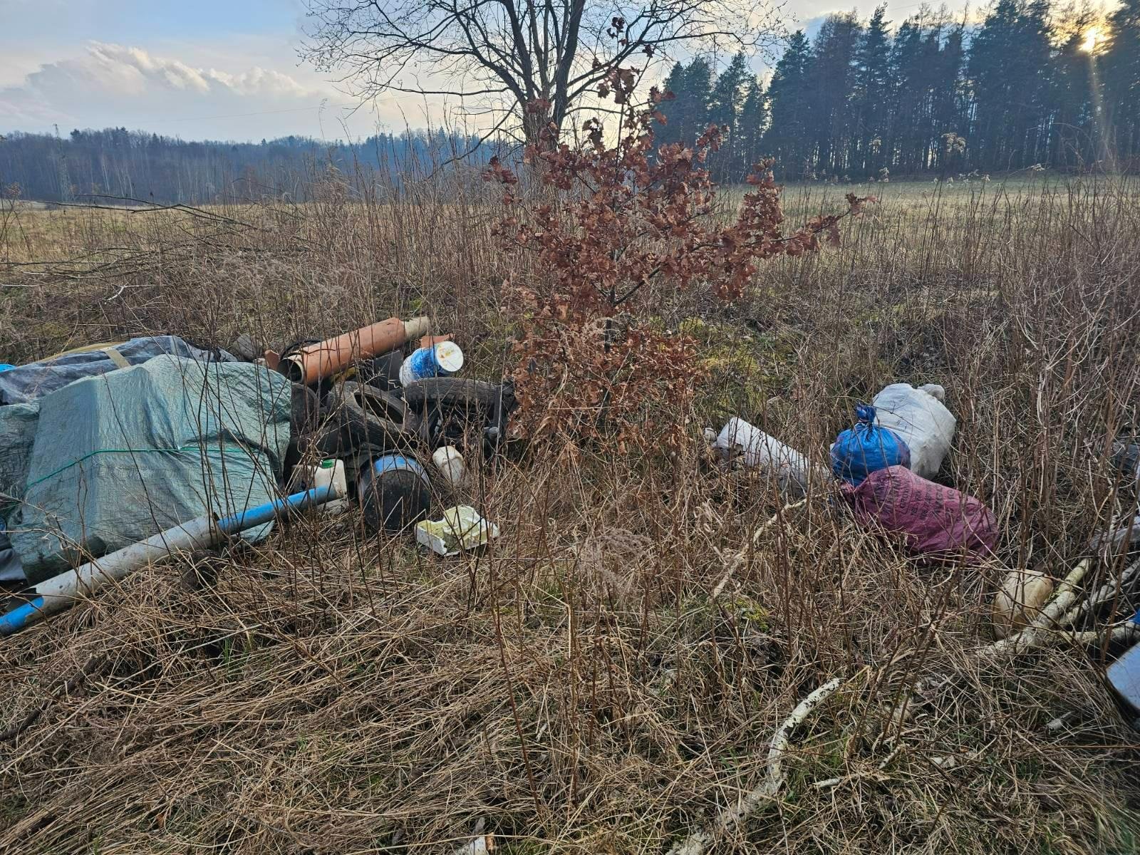 ktos-wyrzuci-smieci-za-mnichem-122959