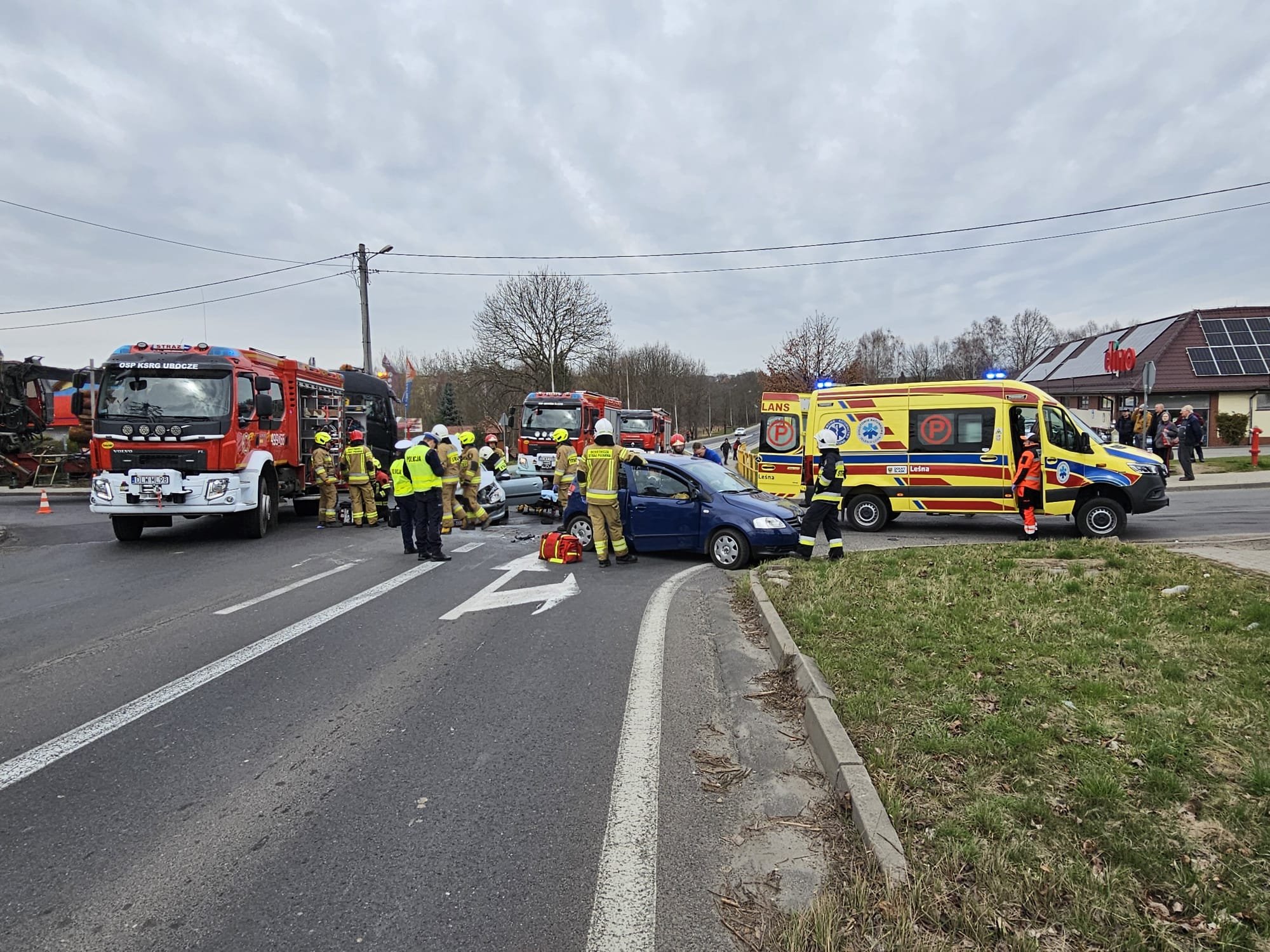 trojka-uwieziona-w-samochodach-123025