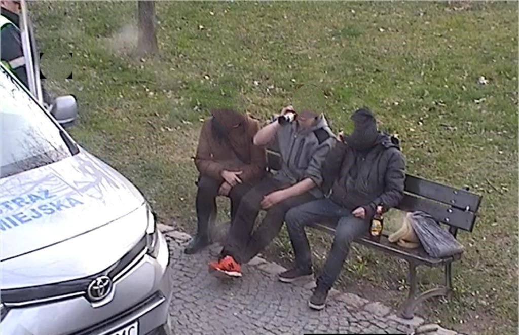 zaatwiali-sie-przy-grobowcach-123162