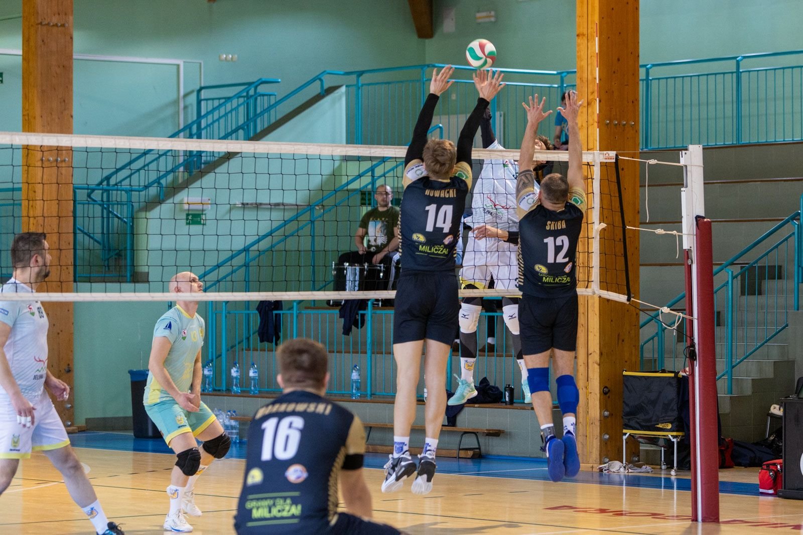 z-miliczem-bez-sztycha-123173