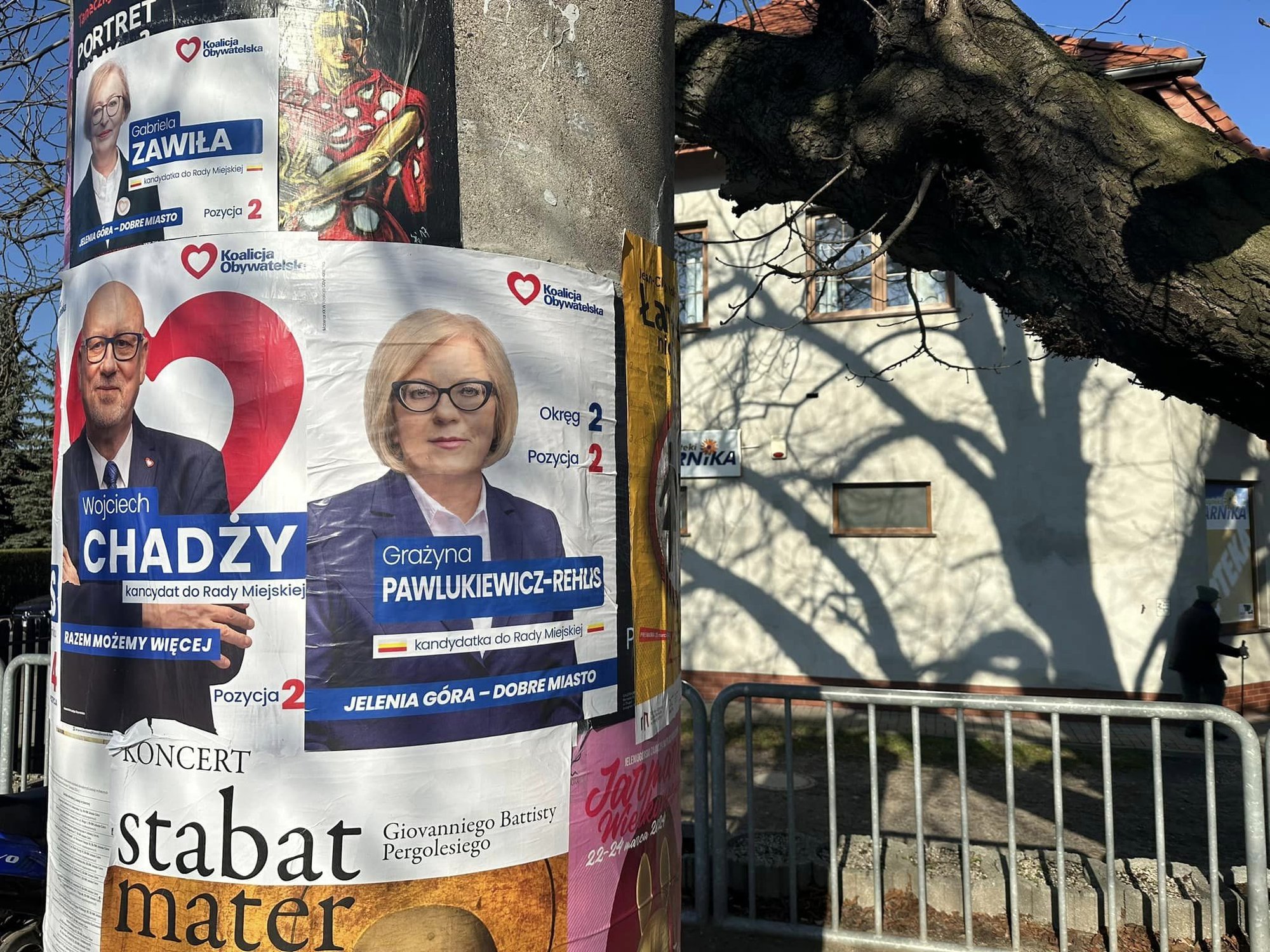 Plakaty wyborcze można wieszać tylko na wyznaczonych słupach.