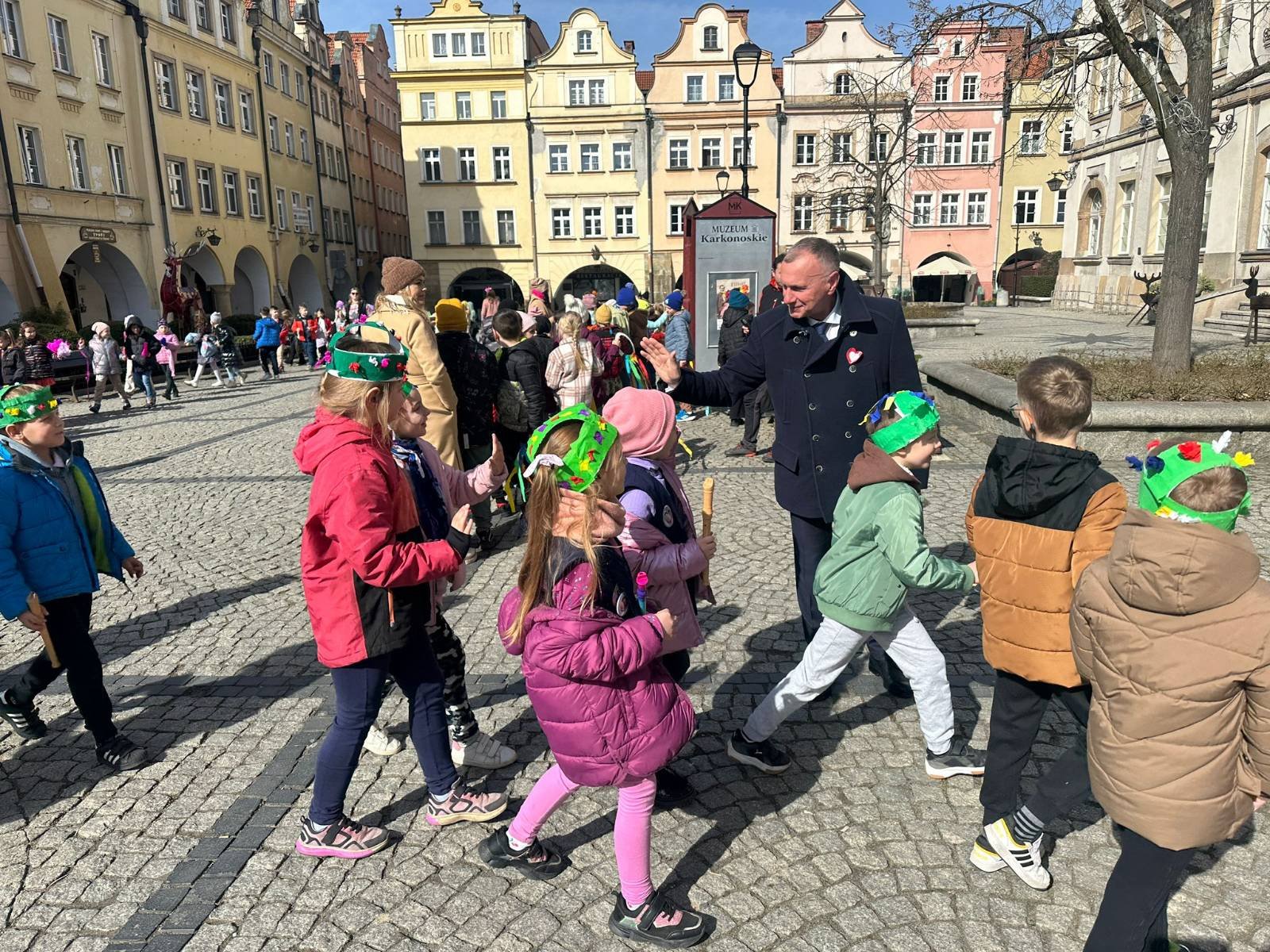 maszeruje-wiosna-w-reku-trzyma-kwiat-123222
