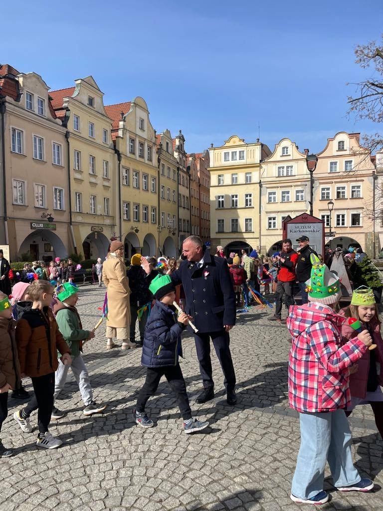 maszeruje-wiosna-w-reku-trzyma-kwiat-123222
