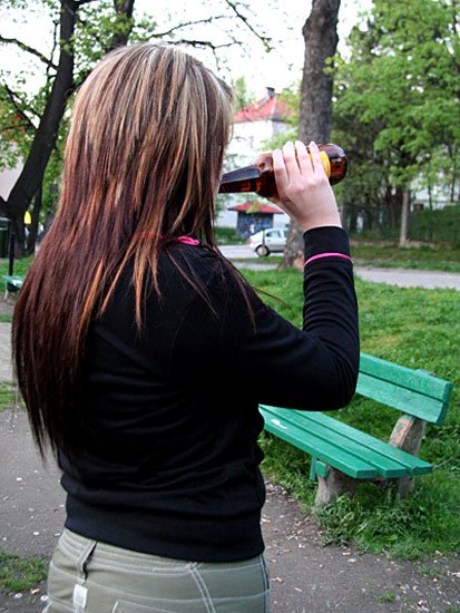 Młodzi ludzie bez żadnego problemu kupili piwo w jednym ze sklepów spożywczych.