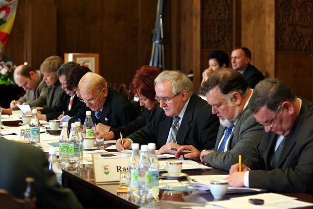 Tylko radni lewicy i Zofia Czernow poparli kandydatury dr. Bałchny i W. Szurka.