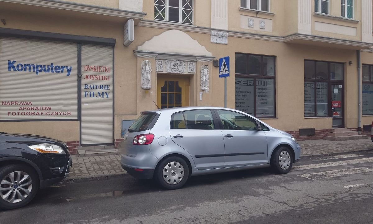 beemka-zastawi-chodnik-123527