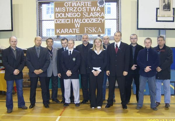 Otwarte Mistrzostwa Dolnego Śląska Dzieci i Młodzieży w Karate FSKA. Od lewej stoją: Robert Cymerman 1 dan, Robert Banach 1 dan, dr Jan Supiński 2 dan, Rafał Wołowski, Andrzej Kostun – 2 dan – sędzia główny, Janusz Piepi