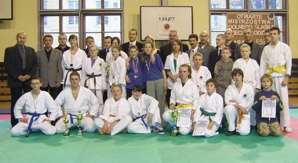 Finaliści kumite z organizatorami imprezy i zaproszonymi gośćmi