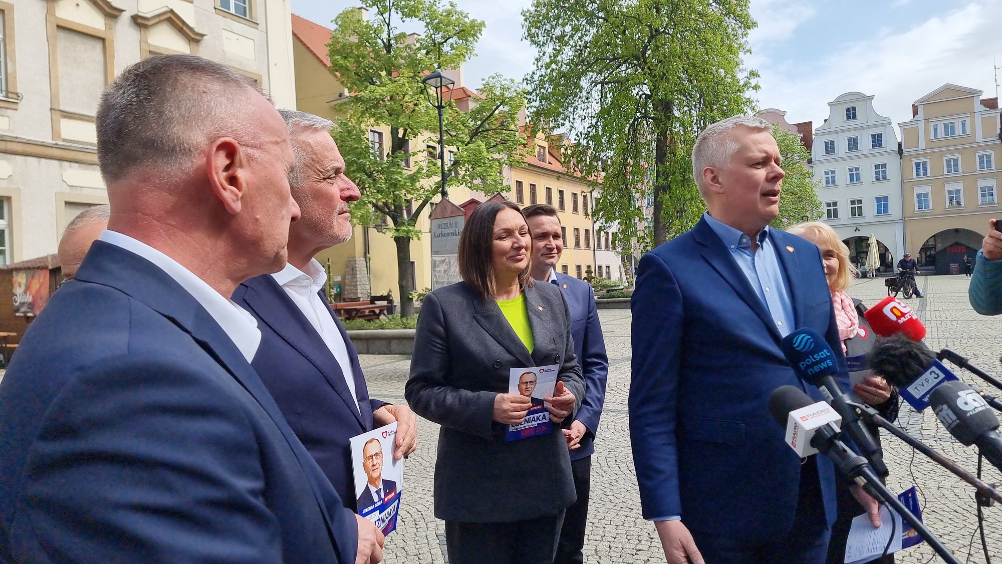 minister-wicemarszaek-i-prezydent-ze-wsparciem-dla-j-uzniaka-123918
