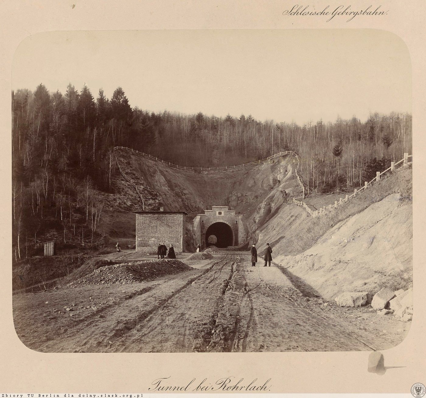 dwa-pociagi-zmieszcza-sie-w-tunelu-124005