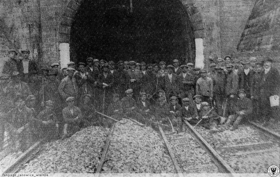 dwa-pociagi-zmieszcza-sie-w-tunelu-124005