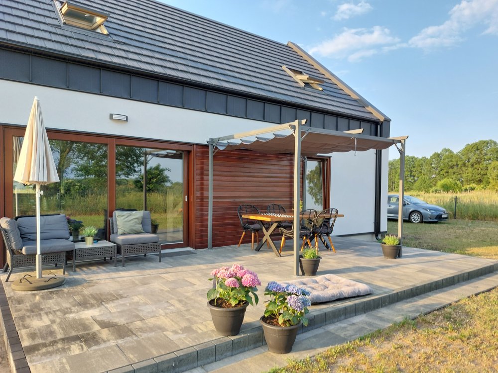Pergola tarasowa z materiałowym dachem, fot. ogrodosfera.pl