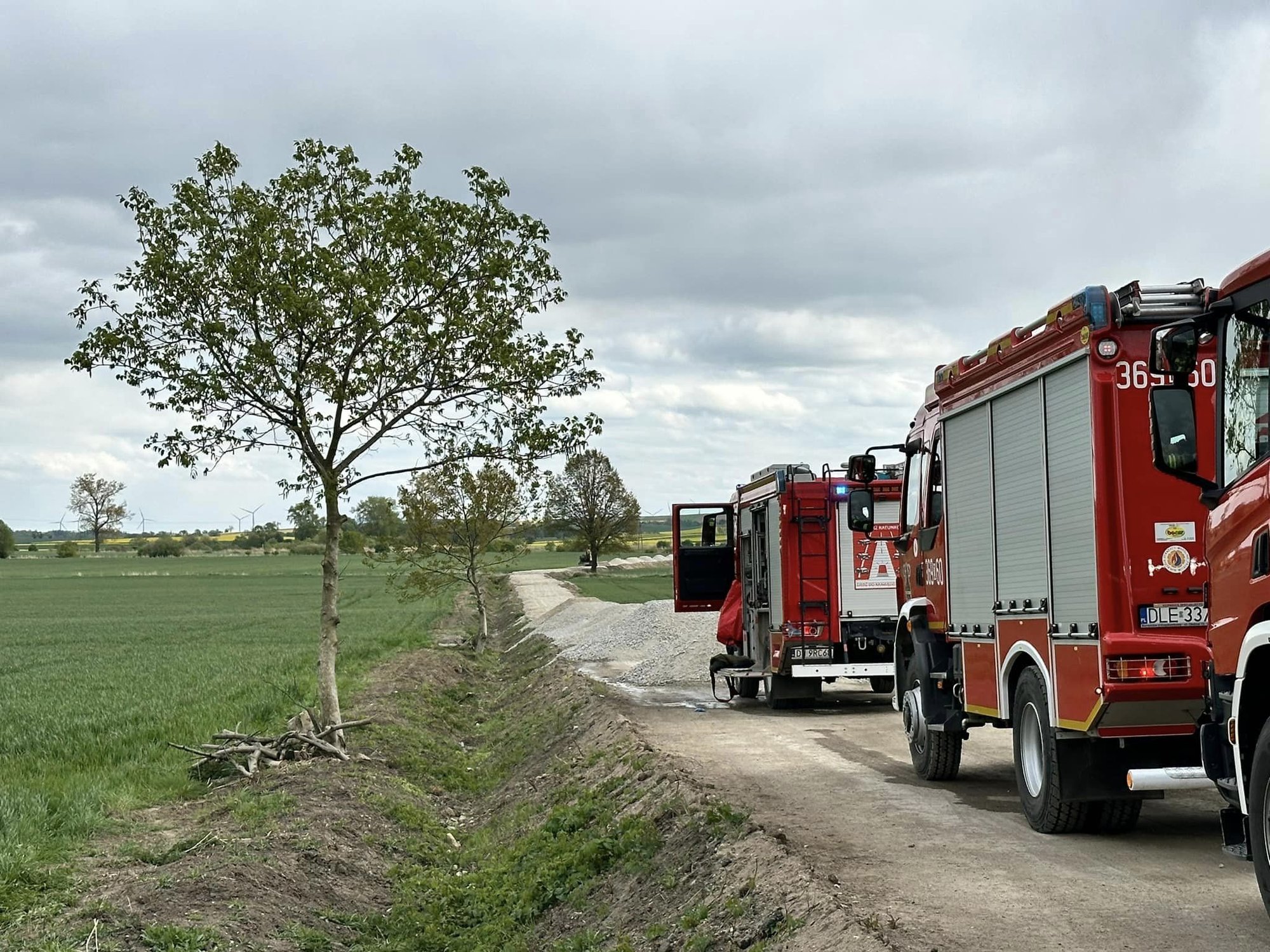 spalia-sie-koparka-na-polu-124094