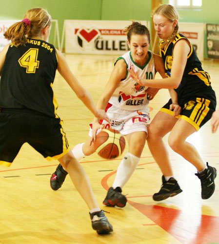 pewna-wygrana-juniorek-mks-mos-karkonosze-12416