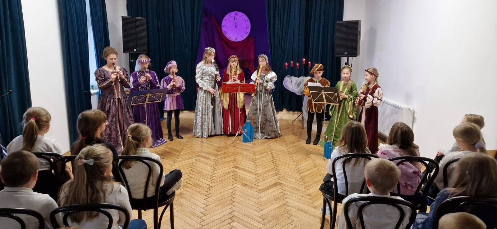 dzieci-zafascynowane-muzyka-dawna-124184