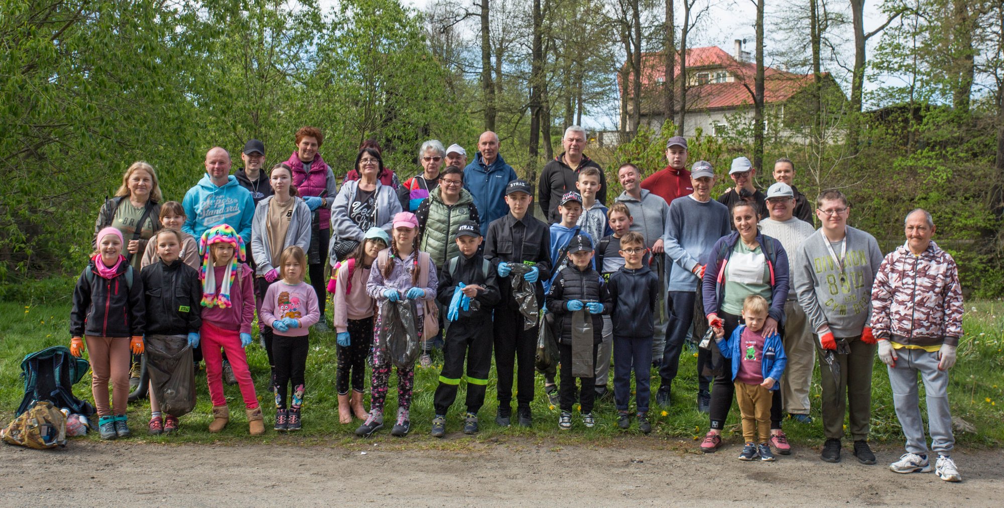 seniorzy-i-modziez-sprzatali-bobr-124215