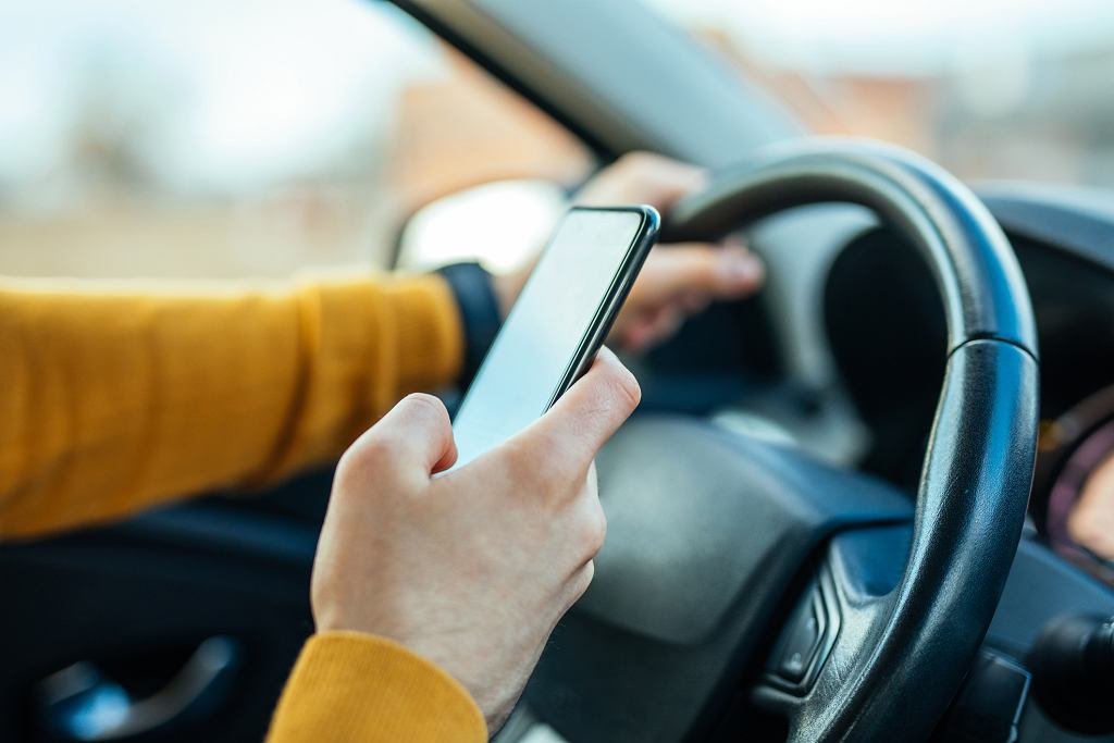 11-tys-z-mandatu-za-telefon-w-czasie-jazdy-124283