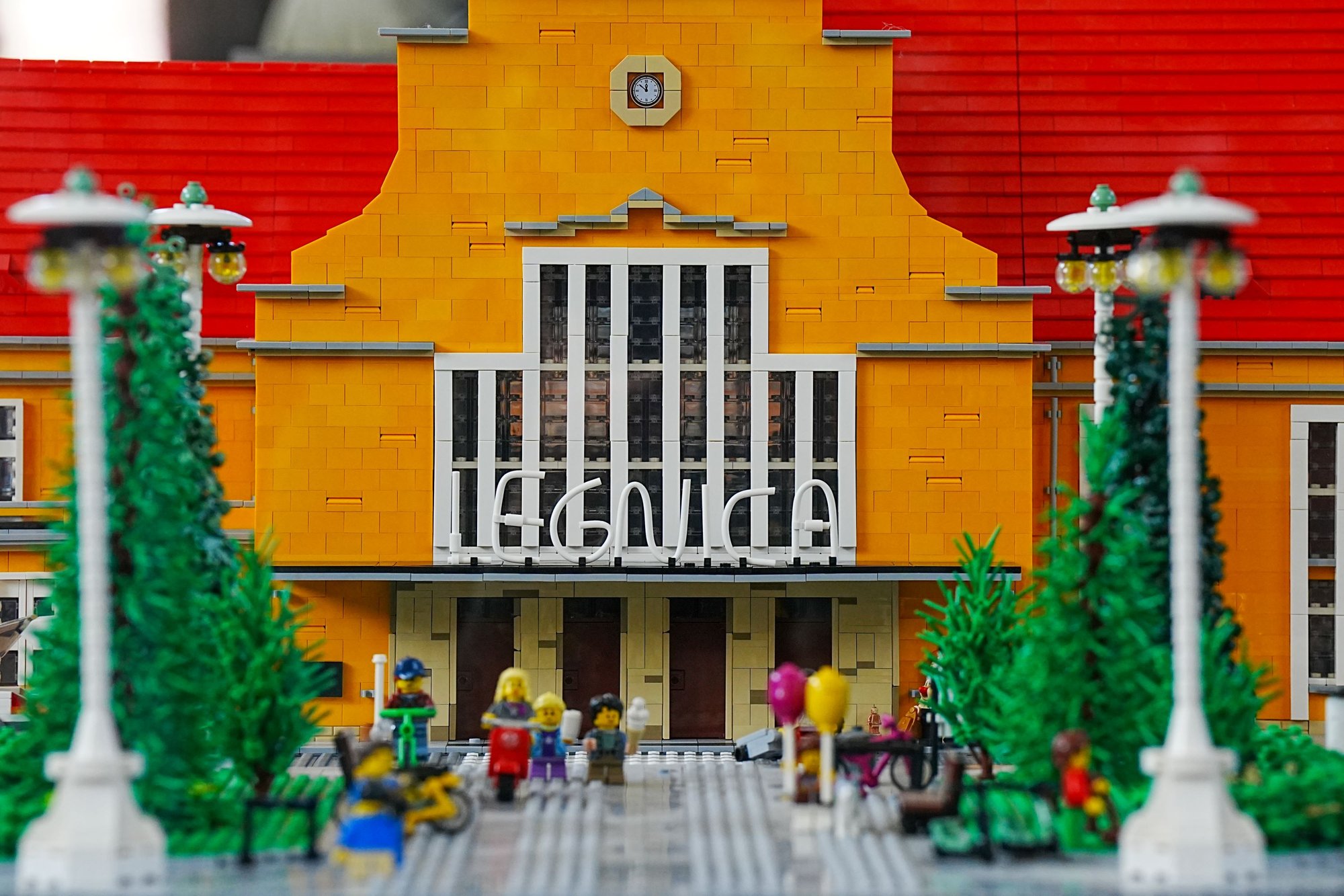 pierwsza-kolejowa-makieta-lego-na-polskim-dworcu-124310
