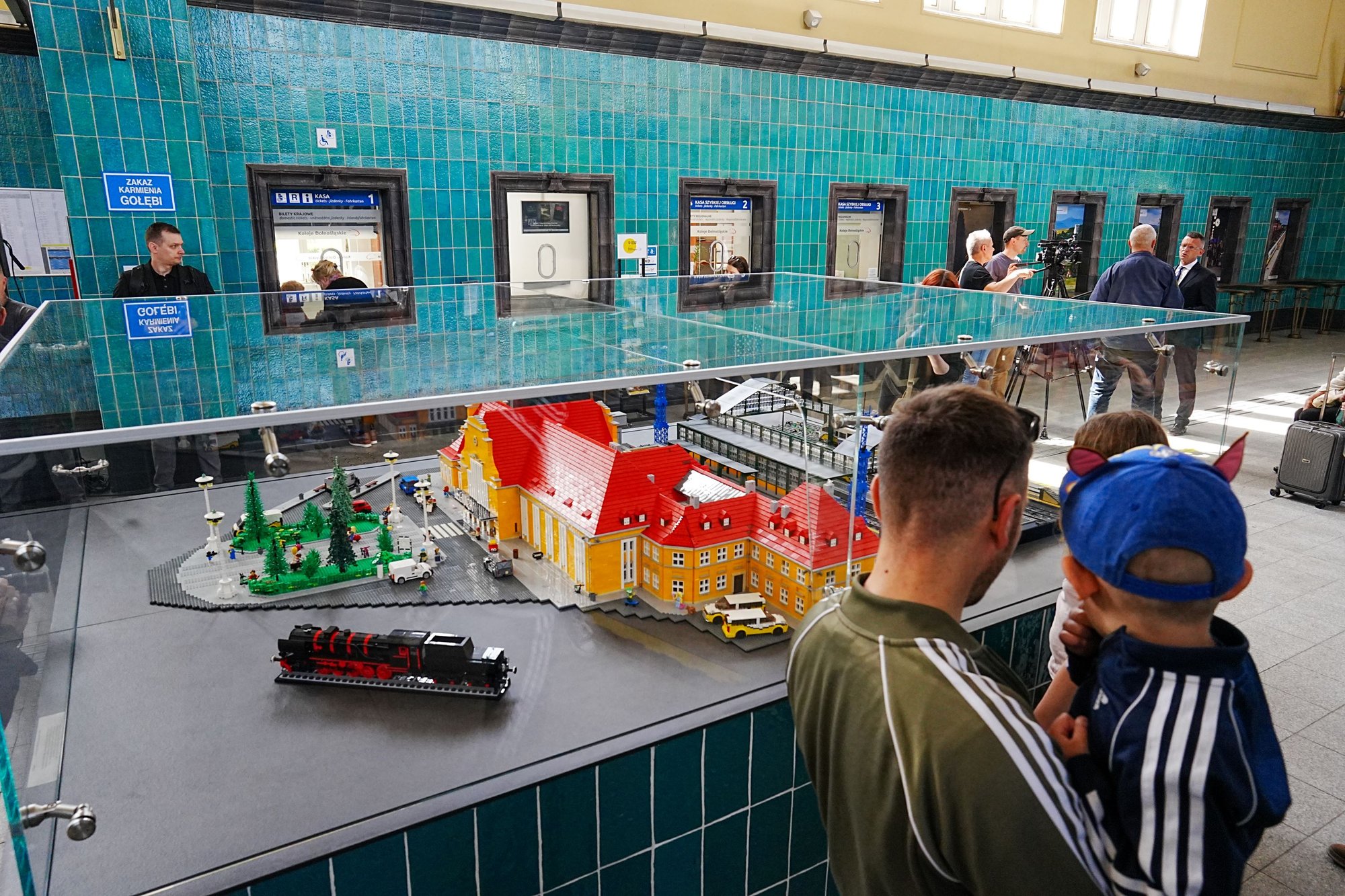 pierwsza-kolejowa-makieta-lego-na-polskim-dworcu-124310