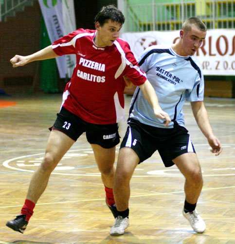 Marcin Pacan (z lewej) był największą gwiazdą I kolejki I ligi MOS w futsalu