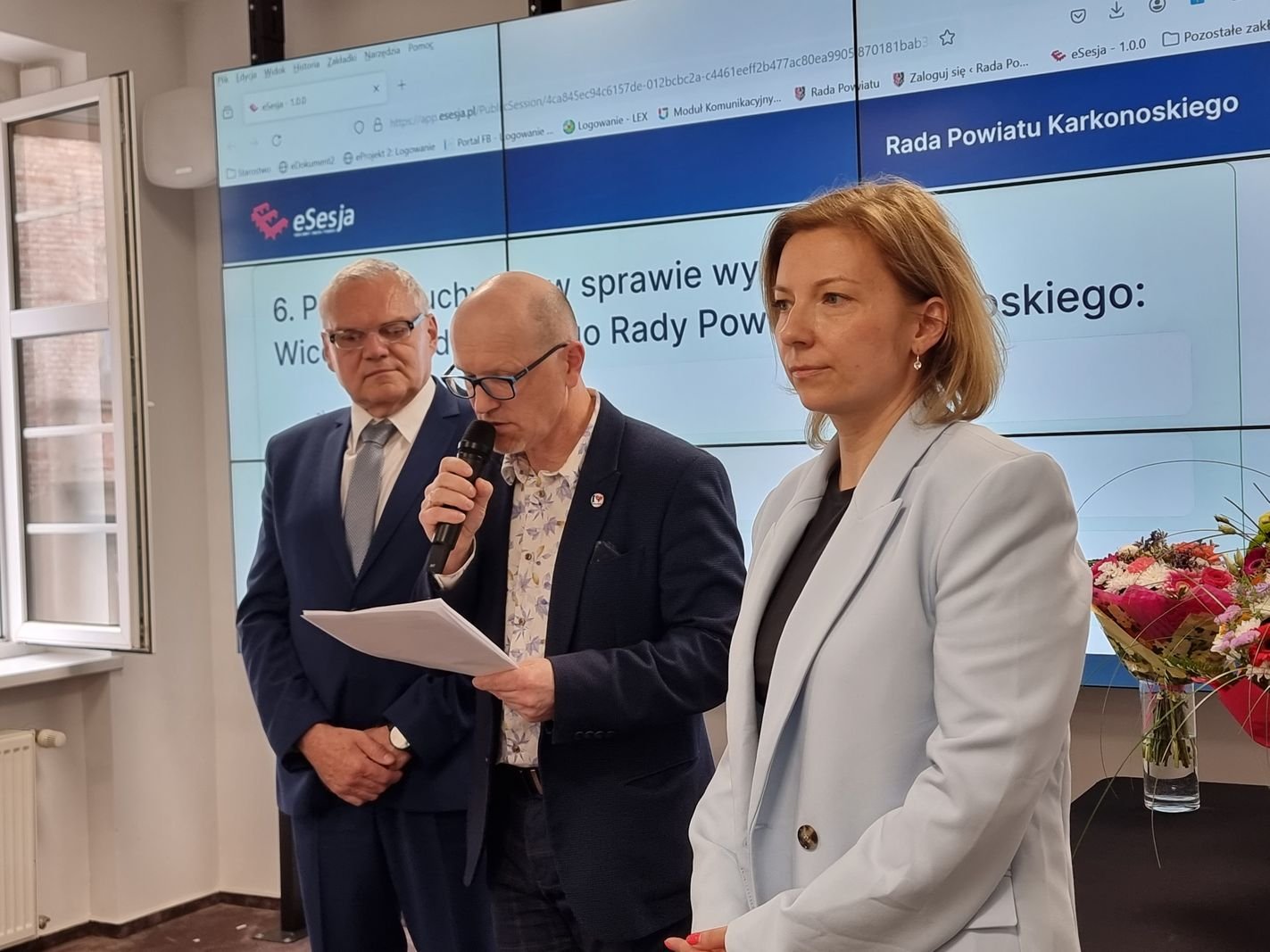 Grzegorz Truchanowicz na zdjęciu z mikrofonem