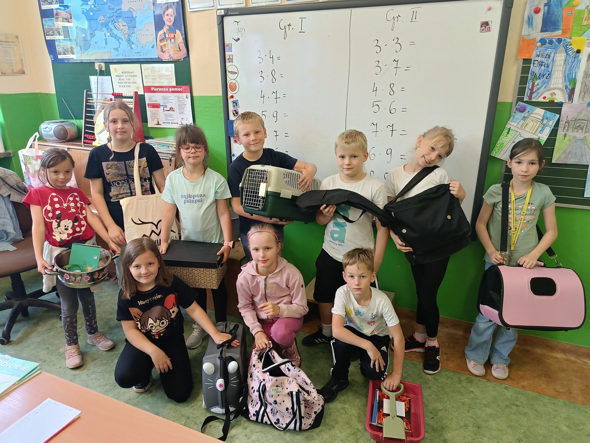 ksiazki-przyniesli-min-w-wozkach-dla-lalek-walizkach-koszach-124545