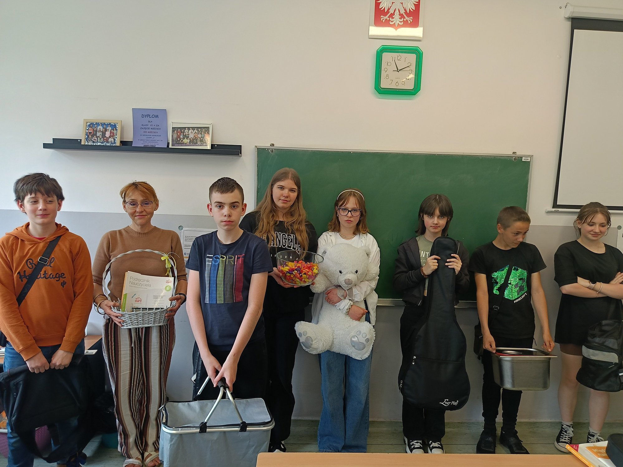 ksiazki-przyniesli-min-w-wozkach-dla-lalek-walizkach-koszach-124545