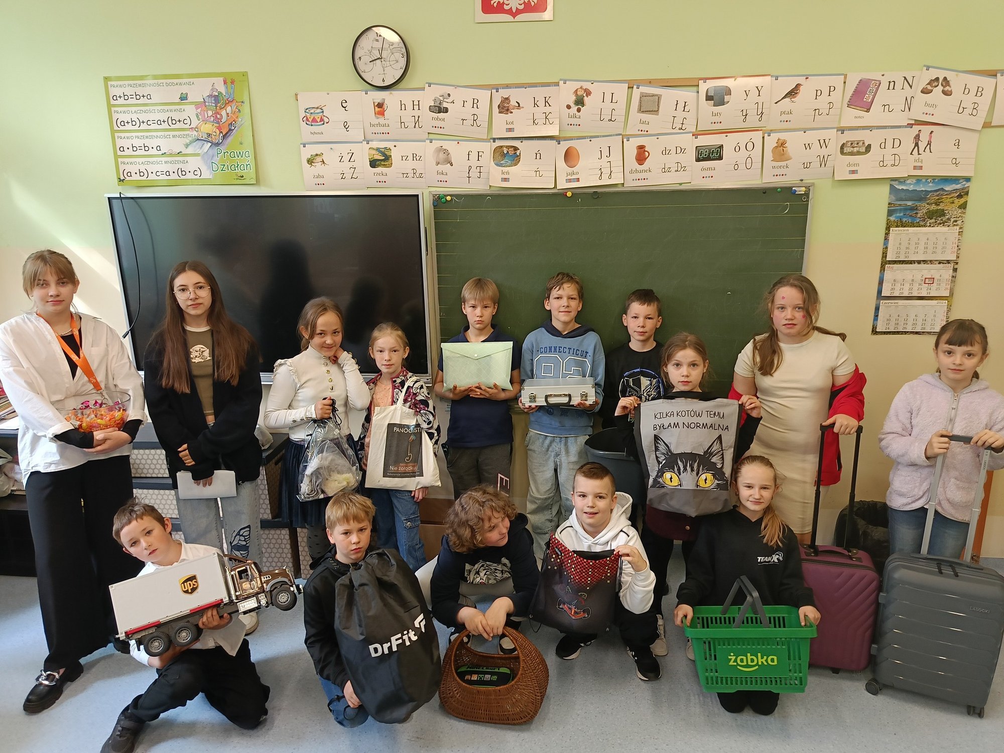 ksiazki-przyniesli-min-w-wozkach-dla-lalek-walizkach-koszach-124545