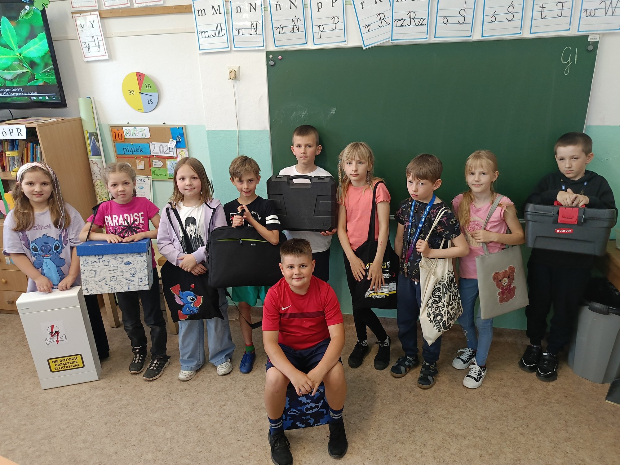 ksiazki-przyniesli-min-w-wozkach-dla-lalek-walizkach-koszach-124545