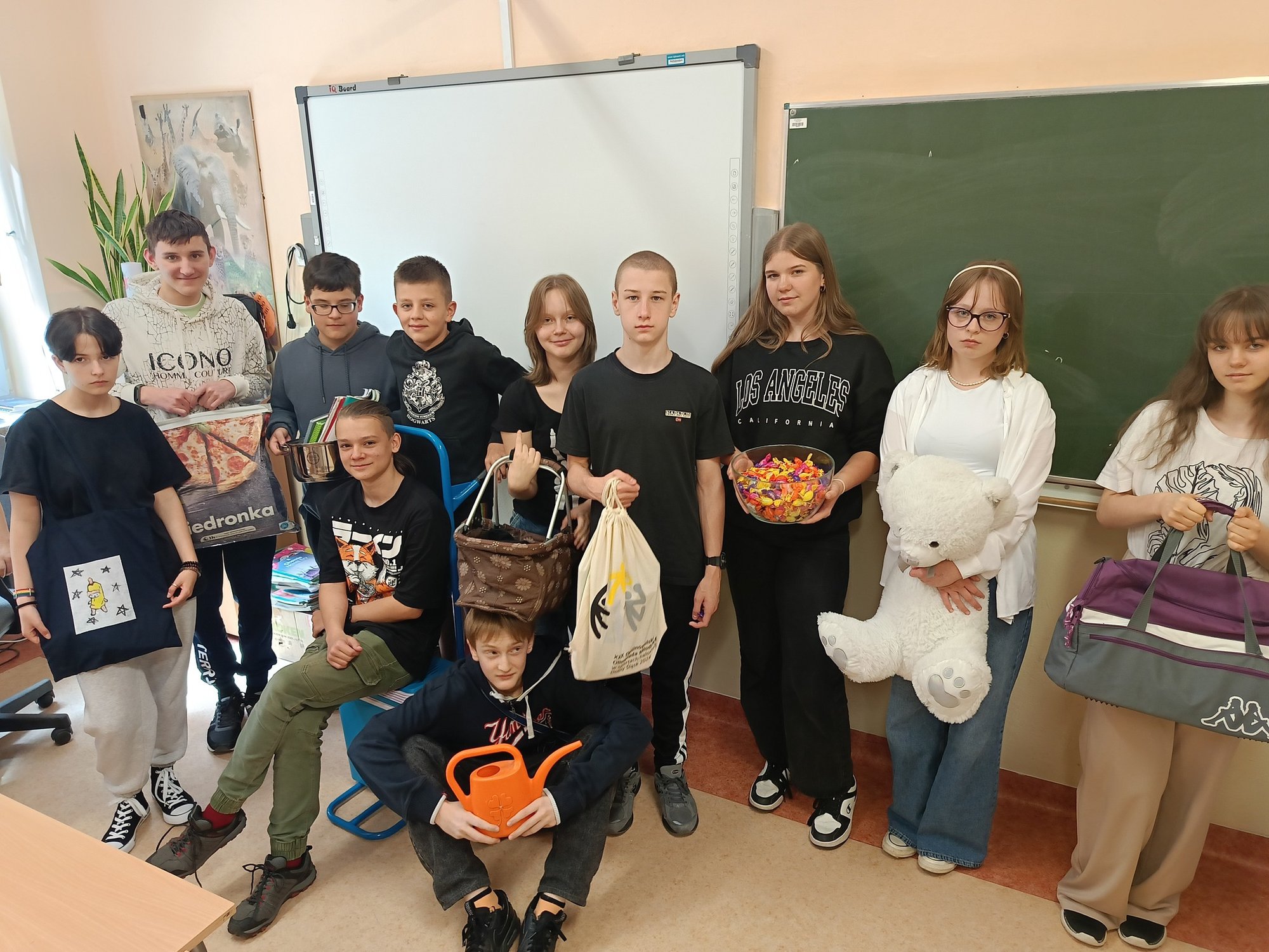 ksiazki-przyniesli-min-w-wozkach-dla-lalek-walizkach-koszach-124545
