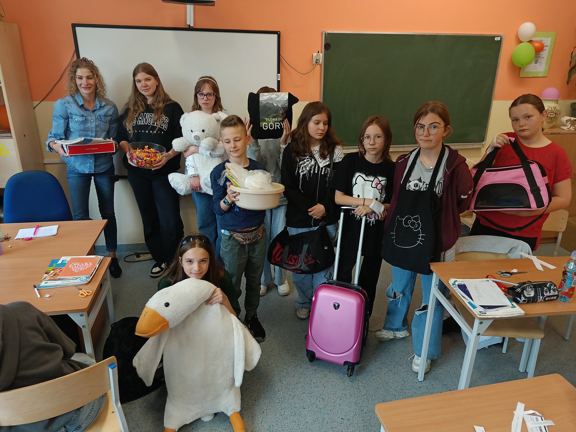 ksiazki-przyniesli-min-w-wozkach-dla-lalek-walizkach-koszach-124545