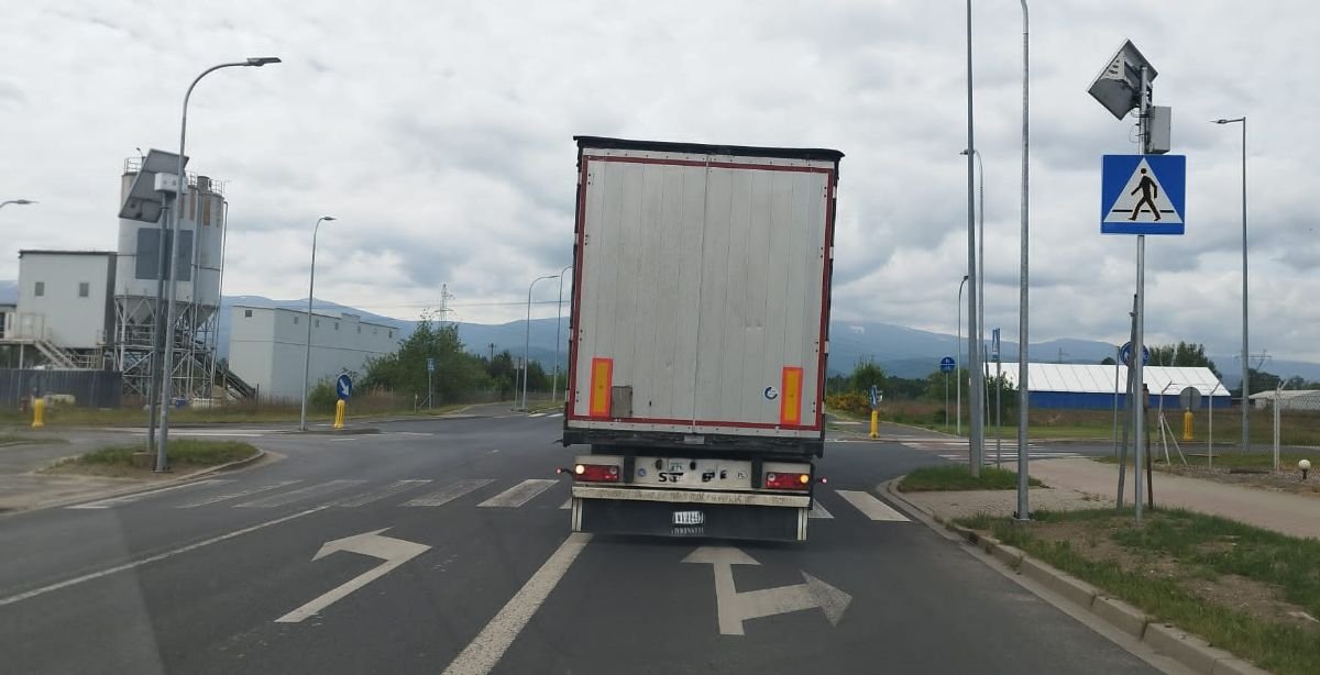 zaparkowa-tir-na-skrzyzowaniu-124566