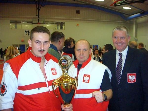 Marcin Nowosielski (z lewej) z okazałym trofeum za zdobycie Pucharu Świata