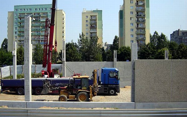 Pod oknami zabobrzan wyrośnie kolejny sklep. Nie wszyscy są z tego zadowoleni.
