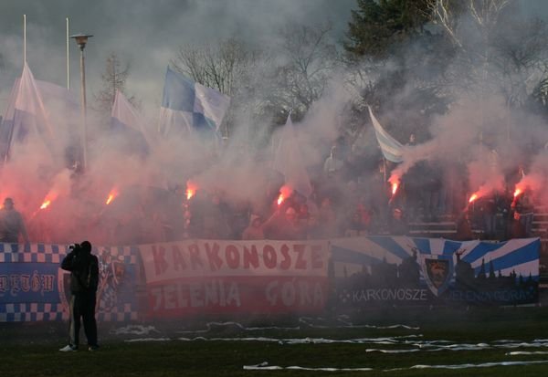 Jeleniogórscy kibice zachowywali się poprawnie, ale w przerwie zdecydowali się na niepotrzebny wybryk.