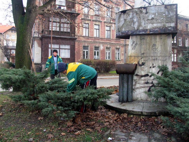demokraci-nie-dbaja-o-pomnik-12478