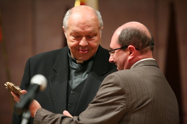 Ks. Jerzy Gniatczyk otrzymuje symboliczną statuetkę od Marka Obrębalskiego, prezydenta Jeleniej Góry.