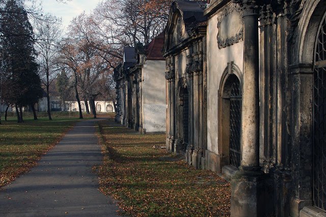 zrujnowana-pamiec-stare-grobowce-w-rozsypce-12501