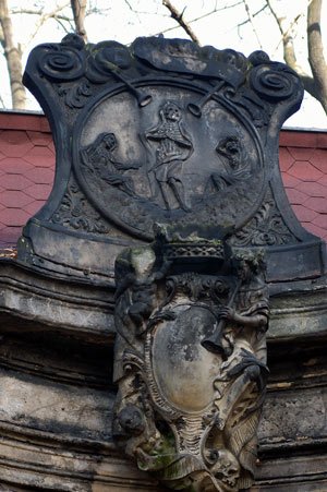 zrujnowana-pamiec-stare-grobowce-w-rozsypce-12501