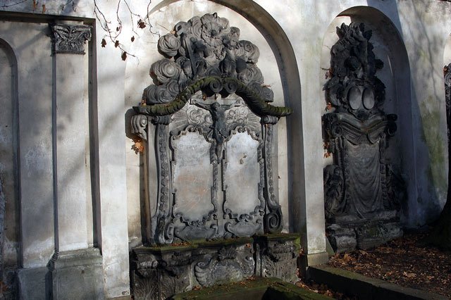 zrujnowana-pamiec-stare-grobowce-w-rozsypce-12501