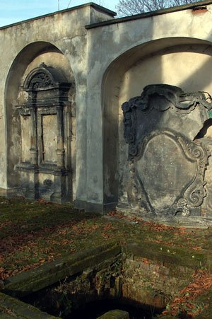 zrujnowana-pamiec-stare-grobowce-w-rozsypce-12501