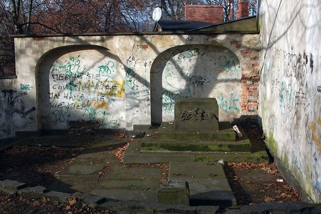 zrujnowana-pamiec-stare-grobowce-w-rozsypce-12501