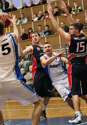koszykarze-sudetow-przegrywaja-po-sportowym-horrorze-12504