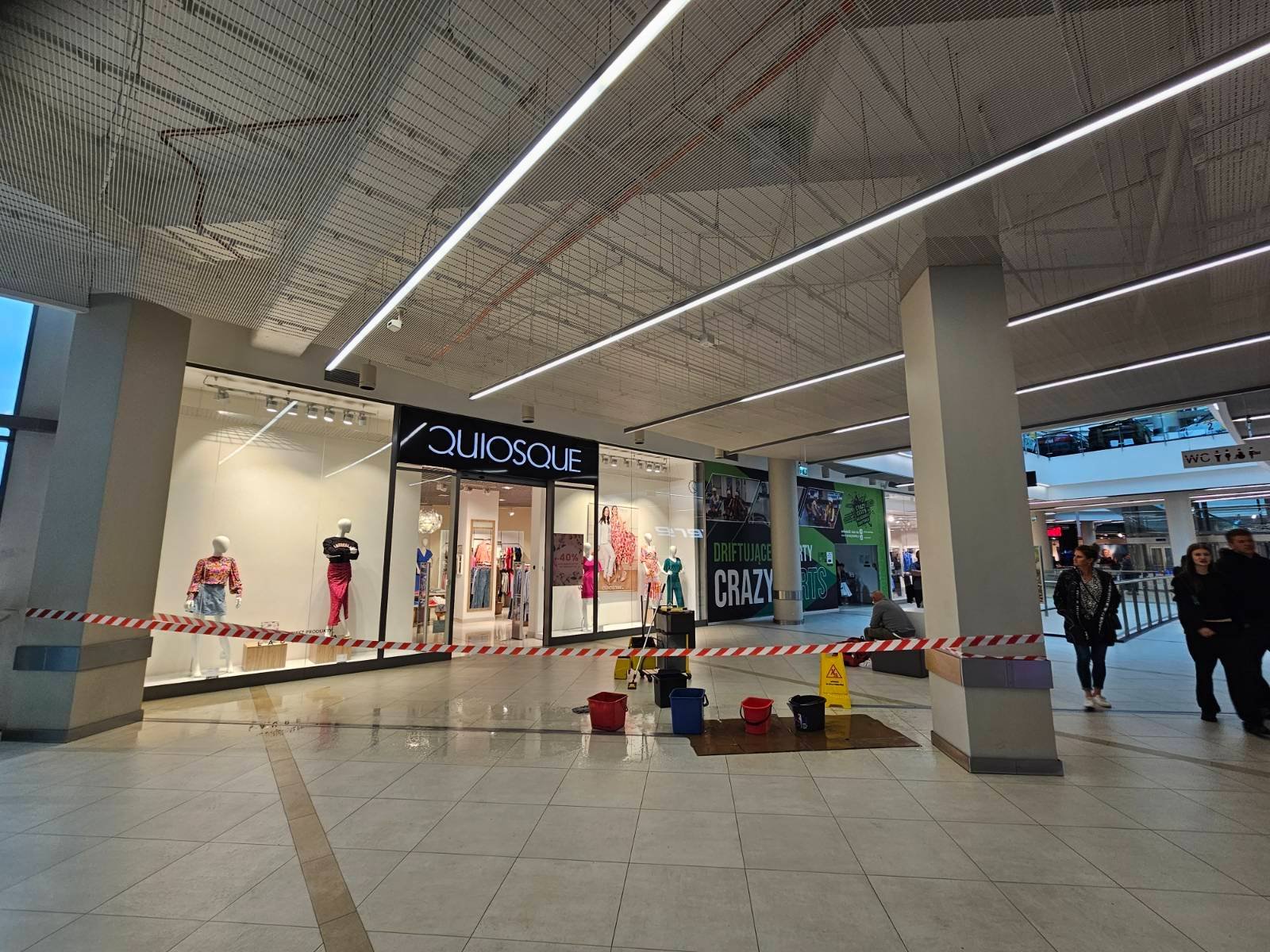 deszcz-tak-la-ze-dach-w-galerii-przecieka-125074